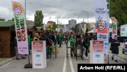 Festivali i Kafesë me moton “Kojshi, hajde n’kafe” afër Urës së Ibrit në Mitrovicë, synonte t'i bashkonte qytetarët nga dy anët e qytetit. 