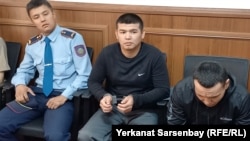 Активист Ержан Елшибаев (в центре) в суде первой инстанции в Кызылорде. 29 сентября 2022 года