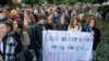 Diákok, szülők és tanárok tüntetnek a budapesti Kölcsey Ferenc Gimnázium előtt 2022. október 3-án, miután szeptember öt tanárt elbocsátottak polgári engedetlenség miatt