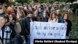 Diákok, szülők és tanárok tüntetnek a budapesti Kölcsey Ferenc Gimnázium előtt 2022. október 3-án, miután szeptember öt tanárt elbocsátottak polgári engedetlenség miatt
