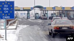 După ce Austria a anunțat că se opune aderării României la Schengen, oficialii români au la dispoziție mai puțin de două zile ca să convingă Viena să-și schimbe poziția. Experții consultați de Europa Liberă se îndoiesc de succesul unor negocieri făcute pe ultima sută de metri.