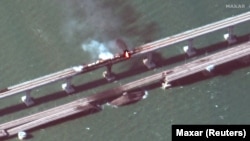Вибух і пожежа на Кримському мості з супутника, 8 жовтня 2022 року