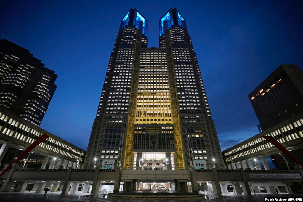 Ndërtesa e Qeverisë së Metropolit të Tokios, në Japoni, e ndriçuar me ngjyrat e flamurit kombëtar ukrainas, më 1 mars.