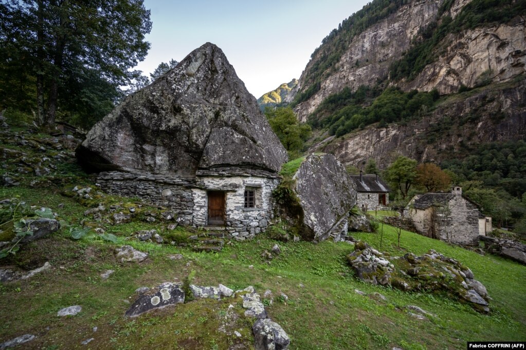 Një shtëpi e vogël prej guri në fshatin e vogël Sabione, afër Cevios, në Zvicrën jugore.
