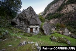 Një shtëpi e vogël prej guri në fshatin e vogël Sabione, afër Cevios, në Zvicrën jugore.