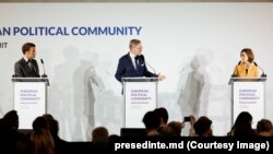 Președintele Franței Emmanuel Macron, prim-ministrul ceh Petr Fiala și președinta Republicii Moldova, Maia Sandu, la o conferință de presă în cadrul Summitului și Reuniunii Informale UE 27 din cadrul Comunității Politice Europene. Praga, 6 octombrie 2022.