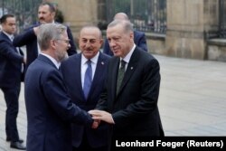 Președintele Turciei, Recep Tayyip Erdogan, ministrul turc de Externe, Mevlut Cavusoglu, și prim-ministrul Cehiei, Petr Fiala, în fața Castelului din Praga, Cehia, 6 octombrie 2022. Reuniunea aduce la masă lideri din întreaga Europă, mai puțin pe cei din Rusia și Belarus.