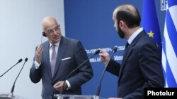 Armenia - Armenian Foreign Minister Ararat Mirzoyan (right) and his Greek counterpart Nikos Dendias hold a joint news briefing in Yerevan, September 27, 2022.