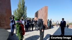 Илхам Алиев "Ата-Бейит" мемориалдык комплексинде. 11-октябрь, 2022-жыл.
