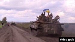 Стомлені, але щасливі десантники 25-ї окремої повітряно-десантної бригади, які наступали на Лиман із Харківської області