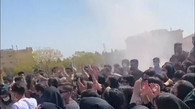 Iranske učenice isteruju službenika ministarstva