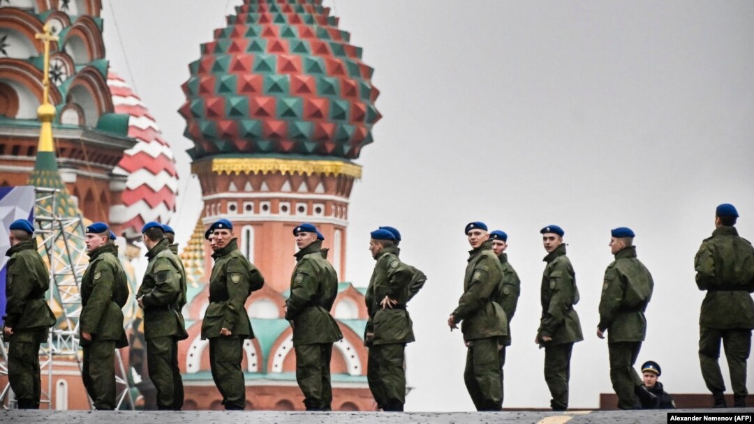 Recruții ruși stau în Piața Roșie din centrul Moscovei pe 29 septembrie 2022, în urma anunțului lui Vladimir Putin pentru mobilizarea parțială decretată de Vladimir Putin. 