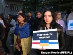 Белград, Сербія - протест проти російських бомбардувань України. Близько 20 демонстрантів зібралися біля російського посольства в Белграді.