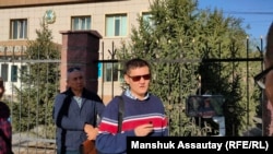 Журналист и активист Думан Мухаммедкарим перед отделением полиции Илийского района. 12 октября 2022 года