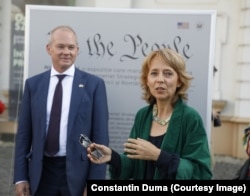 Timothy E. Gerhardson, consilier de presă al Ambasadei SUA și curatoarea Irina Hasnaș Hubbard la inaugurarea expoziției „Noi, Poporul” în Timișoara.
