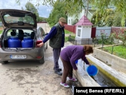 Familia Popescu cară apă cu mașina. Gospodăria lor este conectată la rețeaua publică de apă, însă apa nu curge tot timpul.