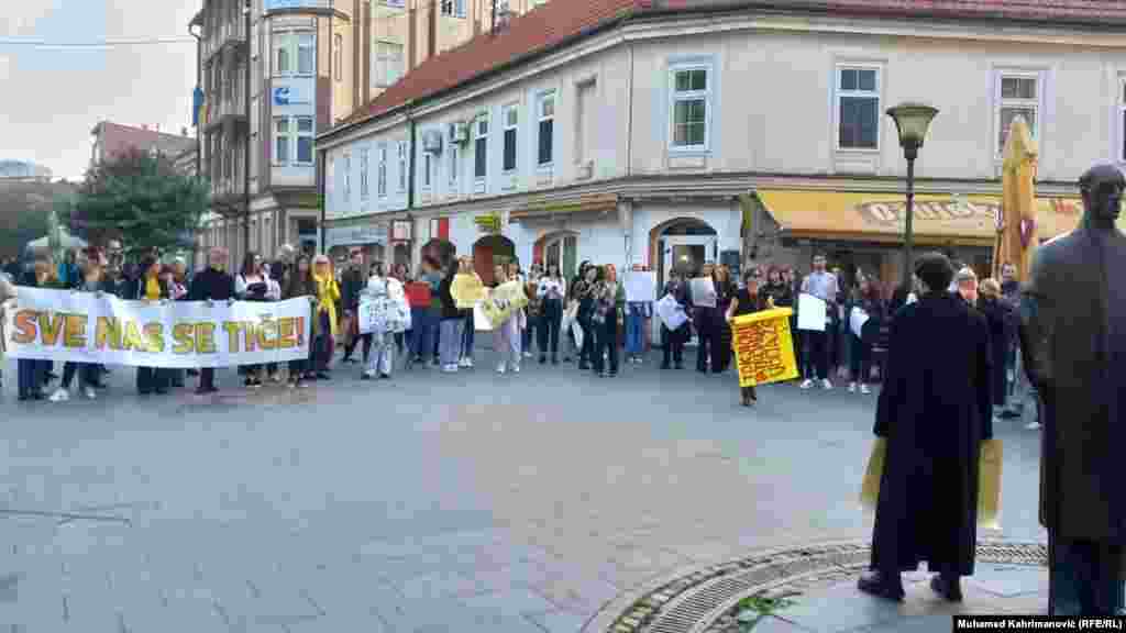 Žene su u Tuzli protestnu šetnju održale u centru grada.