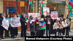 Озарбайжонлик аёллар томонидан Франциянинг Бокудаги элчихонаси олдида ўтказилган норозилик акциясидан лавҳа, 2022 йил 14 октябри