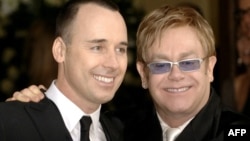  Дейвид и Елтън са дружно към този момент 17 година 