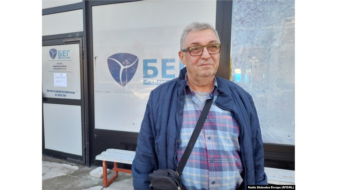 „Еве го имотниот лист на мајка ми дека е станот, еве лична карта. Жената е дома не можам да ја донесам преку 90 и кусур години е. Полномоштво треба да вадам, или да ја донесам неа овде на носилка“, крева раце Тодоровски.