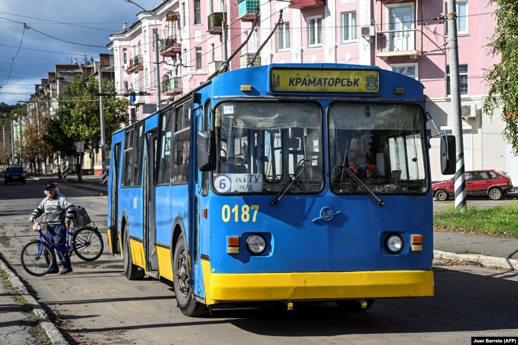 Një autobus i pikturuar me ngjyrat e flamurit të Ukrainës në qytetin lindor ukrainas Kramatorsk, më 3 tetor.