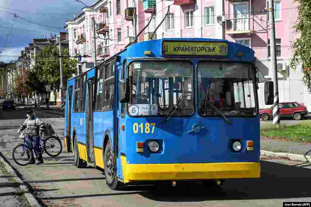 A bus painted in the colors of Ukraine&#39;s flag in the eastern Ukrainian city of Kramatorsk on October 3.