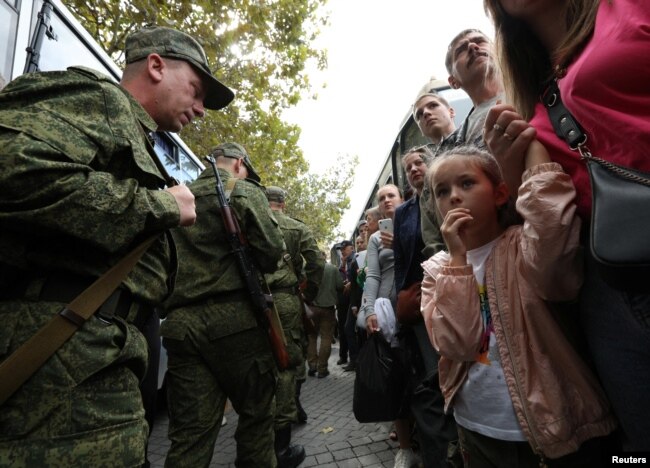 Родственники прощаются с мобилизованными в аннексированном Россией Крыму перед отправкой в войска. 27 сентября 2022 года