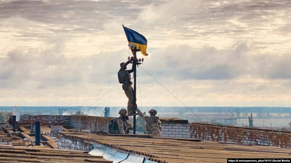 Підняття українського прапора над селищем Високопілля після російської окупації