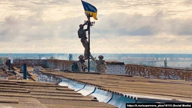 Підняття українського прапора над смт Високопілля