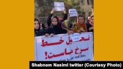 دختران دانشجو که به روز سه شنبه در مقابل ساختمان پوهنتون کابل دست به اعتراض زدند