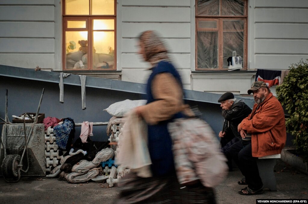 Njerëzit duke qëndruar para një ndërtese, afër manastirit të Sviatohirskut. Sipas autoriteteve ukrainase, manastiri ortodoks është dëmtuar gjatë bombardimeve ruse në këtë qytezë, në qershorin e 2022-tës.