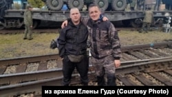 Aleksandr Koltun (djathtas) vdiq disa ditë pasi u mobilizua. Familja e tij ende nuk ka marrë asnjë shpjegim për rrethanat e vdekjes së tij.