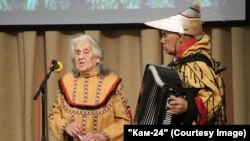 Vera Timošenko (lijevo) i Genadij Jakovljev bili su stručnjaci za aleutski jezik, kulturu i povijest.