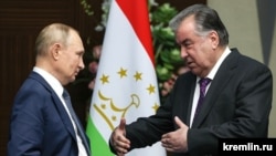 Russian President Vladimir Putin (left) and Tajik President Emomali Rahmon in Astana on October 14.