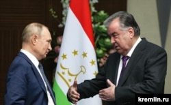 Президент России Владимир Путин и президент Таджикистана Эмомали Рахмон в Астане
