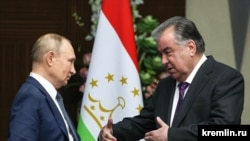 Президент России Владимир Путин и президент Таджикистана Эмомали Рахмон во время саммита руководителей Содружества независимых государств (СНГ). Астана, Казахстан, 14 октября 2022 года