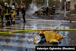 Мъртво тяло лежи на земята след руски ракетни удари в Киев, Украйна, 10 октомври 2022 г.