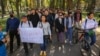 Više od 100 demonstranata okupilo se u Biškeku 14. oktobra da protestuju u znak podrške nezavisnim medijima.