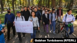 Više od 100 demonstranata okupilo se u Biškeku 14. oktobra da protestuju u znak podrške nezavisnim medijima.