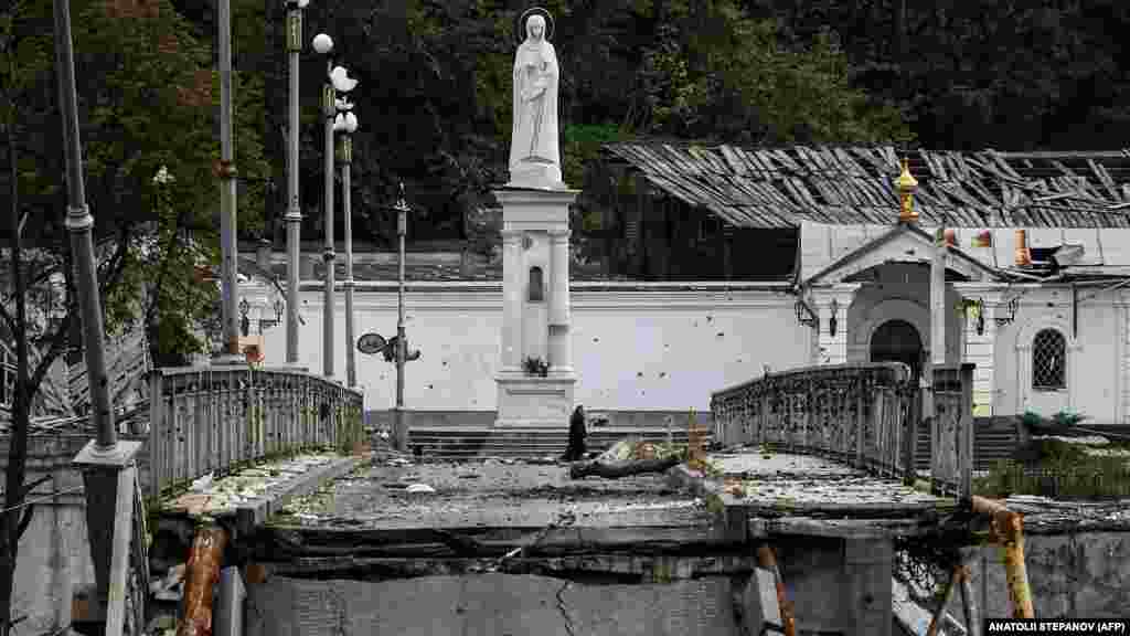 Ukrajinska pravoslavna crkva je potvrdila svoju nezavisnost od Ruske crkve, ali su mnoge njene parohije, posebno na istoku Ukrajine, izabrale da ostanu pod kišobranom Ukrajinske pravoslavne crkve-Moskovske patrijaršije.