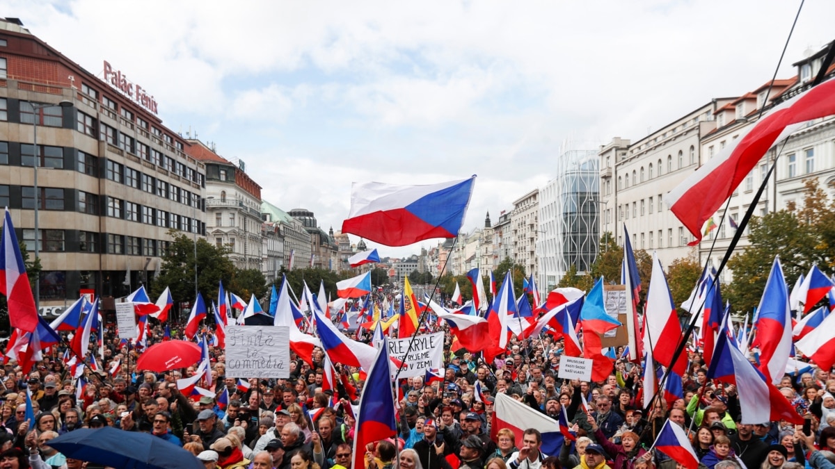 Проросійські демонстранти у Празі хотіли зняти прапор України, поліція повідомила про затримання