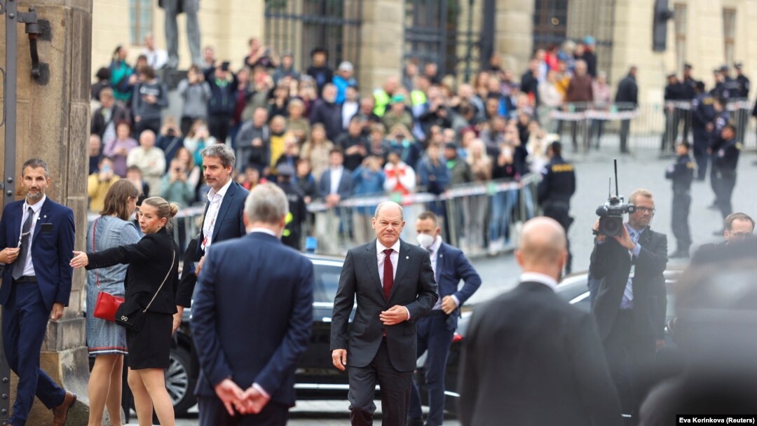 Cancelarul Germaniei, Olaf Scholz, în fața Castelului din Praga, Cehia, unde are loc summitul comunității politice europene, 6 octombrie 2022.
