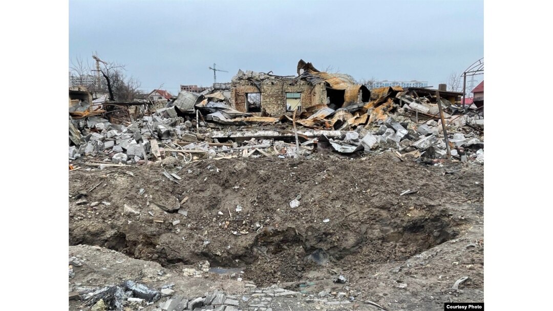 Одно из разрушенных строений в Буче