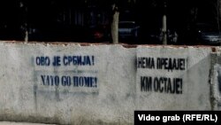 На ѕид во Северна Митровица, пораки „Ова е Србија - НАТО оди дома“ и „Нема предавање - останува КМ“, 10 октомври 2022 година, 