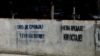 Poruke "Ovo je Srbija - NATO idi kući" i "Nema predaje - KM ostaje", na zidu u Severnoj Mitrovici, Kosovo, 10. oktobar 2022.
