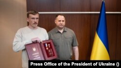 Всички командири получиха от ръководителя на канцеларията на президента грамоти и медали "Герой на Украйна"