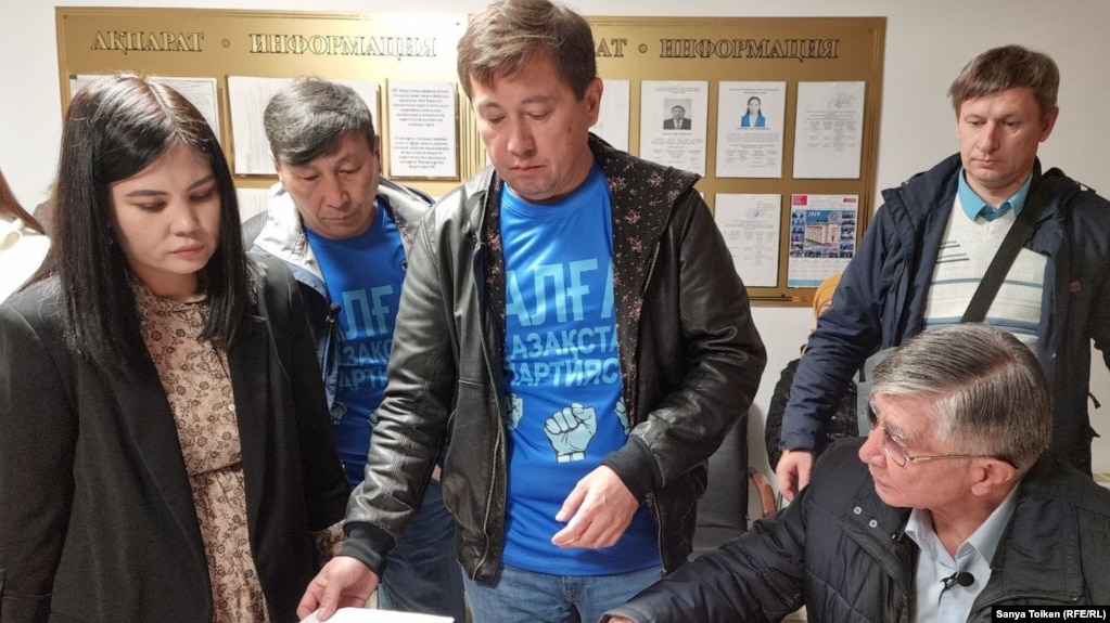 Активисты подают документы в Минюст для регистрации партии «Алға, Қазақстан!». Асет Абишев — в центре