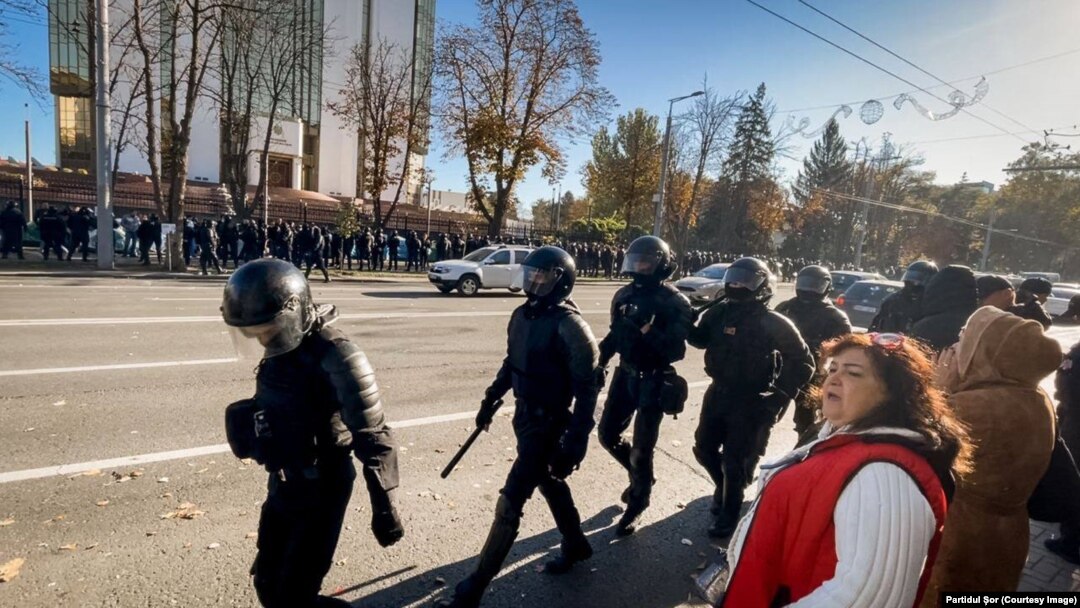 Poliția a intervenit în dimineața zilei de luni, 10 octombrie, și a ridicat cu forța corturile instalate de participanții la protestele organizate de Partidul Șor pe bulevardul Șefan cel Mare, în fața președinției, cu o zi mai devreme.