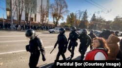 Poliția a intervenit în dimineața zilei de luni, 10 octombrie, și a ridicat cu forța corturile instalate de participanții la protestele organizate de Partidul Șor pe bulevardul Șefan cel Mare, în fața președinției, cu o zi mai devreme.