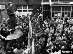 Лех Валэнса выступае перад рабочымі ў Гданьску. 1980